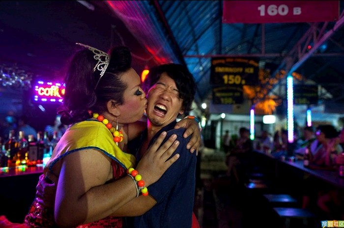 Một người đồng tính tặng nụ hôn cho vị khách qua đường.